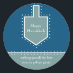 Dreidel Hanukkah-Geschenkaufkleber Runder Aufkleber<br><div class="desc">Ein Stern von David,  der von weißen Punkten umrissen wird,  dient als Rahmen für Ihre persönliche Urlaubsbotschaft. Was für ein großartiger Hanukkah-Aufkleber,  um Geschenke für den Lehrer Ihres Kindes,  den Briefträger,  Türsteher oder Lieferant zu platzieren. Erhältlich in alternativen Farben mit passenden Produkten. com</div>