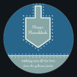 Dreidel Hanukkah-Geschenkaufkleber Runder Aufkleber<br><div class="desc">Ein Stern von David,  der von weißen Punkten umrissen wird,  dient als Rahmen für Ihre persönliche Urlaubsbotschaft. Was für ein großartiger Hanukkah-Aufkleber,  um Geschenke für den Lehrer Ihres Kindes,  den Briefträger,  Türsteher oder Lieferant zu platzieren. Erhältlich in alternativen Farben mit passenden Produkten. com</div>