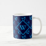 DREIDEL Happy Hanukkah Hebrew BLUE CYAN Monogram Kaffeetasse<br><div class="desc">Stilvolle Mitternachtsmarineblau KAFFEE TASSE zum Feiern von HANUKKAH. Navy und cyan blauen Thema mit allen über cyan DREIDEL Print. Auf der Vorderseite befindet sich ein individualisierbares Monogramm und auf der Rückseite ein benutzerdefinierbarer Platzhalter, der ח ו כ ש מ נ (HAPPY HANUKKAH auf Hebräisch) ausdrückt. Dies wäre ein ideales Geschenk...</div>