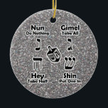 Dreidel Instructions Happy Hanukkah Silver Glitzer Keramikornament<br><div class="desc">Eine dekorative und bequeme Möglichkeit, Anleitungen zum Spielen des Jüdischen Kinderspiels von dreidel behalten... Ihre Kinder können sich ansehen, wenn sie eine Erinnerung zum Spielen und den Namen der hebräischen Briefe brauchen. Großes Hanukkah Geschenk! STELLEN SIE SICHER, DIE BOTSCHAFT AUF RÜCKEN DER ORNAMENT ZU ÄNDERN (aktuell "Happy Hanukkah!"). auf das,...</div>