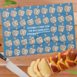 Dreidel Rustic Oak Hanukkah Custom Challah Cover Geschirrtuch<br><div class="desc">Fügen Sie diese Hanukkah Thema Challa Cover Ihrem Urlaub Dekor und Traditionen hinzu. Dieses Küchentuch ist personalisiert mit Ihrem Text, mit kleinen Imitaten aus Eichenholz-Dreiblättern auf einem mittelblauen Hintergrund und Platz in der Mitte für drei Zeilen Ihres Textes in einem einfachen weißen Schriftart. Momentan Set mit "Shabbat v'yom tom" (was...</div>