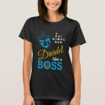 Dreidel wie ein Boss Hanukkah T-Shirt<br><div class="desc">Stilvolles DREIDEL, wie ein BOSS Hanukkah T - Shirt, entworfen mit blauem dreieck und blau, gelb und weiß Typografie. In der rechten oberen Ecke können Sie die Namen der vier dreidimensionalen Seiten in einem Wortpuzzle-Format lesen (HEI kann bei Bedarf in HEY oder HAY geändert werden). In der O von BOSS...</div>