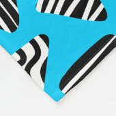 Dreiecke 240121 - Schwarz und Weiß auf Sky Blue Fleecedecke (Ecke)