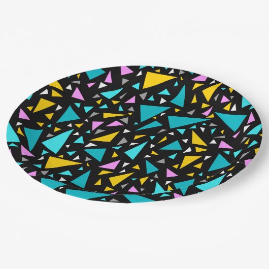 Dreiecke blaugelbe Farben auf schwarzem Hintergrun Pappteller (Schrägansicht)