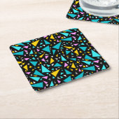 Dreiecke blaugelbe Farben auf schwarzem Hintergrun Rechteckiger Pappuntersetzer (angewinkelt)