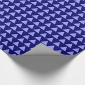 Dreiecke - Pastellblau auf der Deep Navy Geschenkpapier (Ecke)