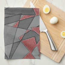 Dreieckige raue Ausschnitte über rotem Hintergrund