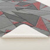 Dreieckige raue Ausschnitte über rotem Hintergrund Sherpadecke (3/4)