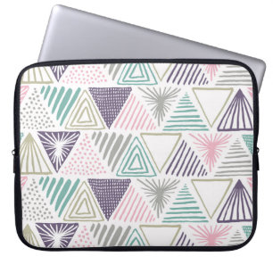 Dreiecksformen, handgezeichnet Vintager Stil. Laptopschutzhülle