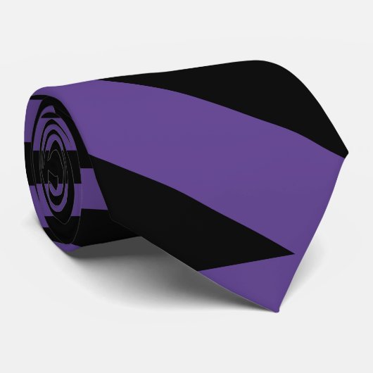 Dreiecksstreifen in Lila und schwarz Krawatte (Gerollt)