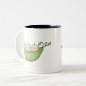 Dreiergruppe-Erbsen in einer Hülse Zweifarbige Tasse (Vorderseite Links)