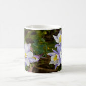 Dreiergruppen und neue Blüte Kaffeetasse (Mittel)
