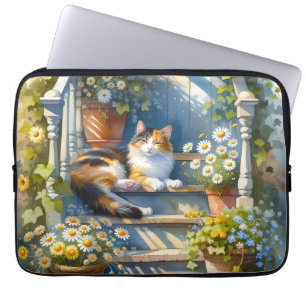 Dreifarbige Katze auf floraler Veranda Cottagecore Laptopschutzhülle