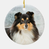 Dreifarbige Sheltie Weihnachtsdekoration Keramik Ornament (Hinten)