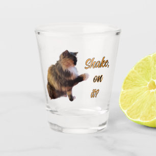 Dreifarbiges Katzenshake darauf? Schnapsglas