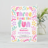 Dreimal Spaß Konfetti-Ballon 3. Geburtstag Einladung (Stehend Vorderseite)