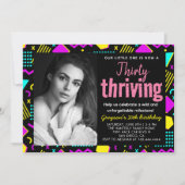 Dreißig- und dreiteilige Schwarz- und Retro-Geburt Einladung (Vorderseite)