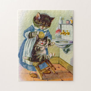 Dreißigerjahre Miezekatzemutter wäscht ihr Puzzle