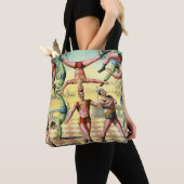 Dreizehn Männer bei Akrobatik Tasche (Von Nahem)