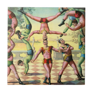 Dreizehn Männer machen Akrobatik Fliese