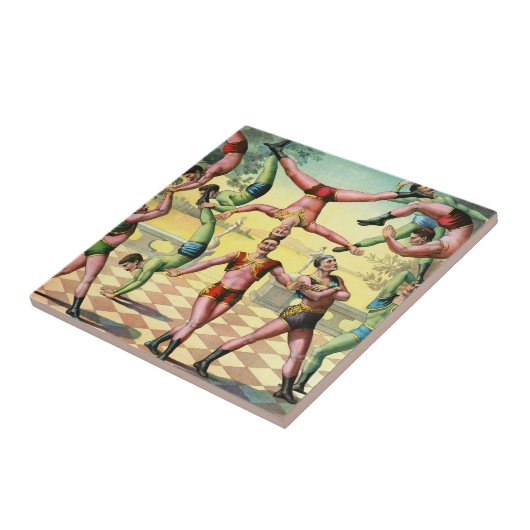 Dreizehn Männer machen Akrobatik Fliese (Seite)