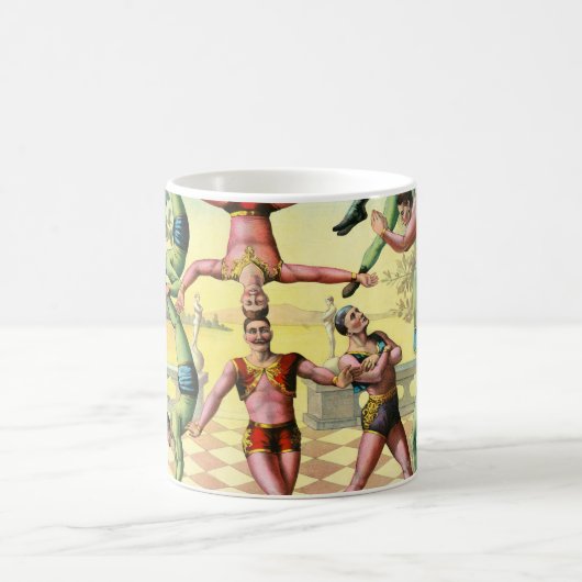 Dreizehn Männer machen Akrobatik Kaffeetasse (Mittel)