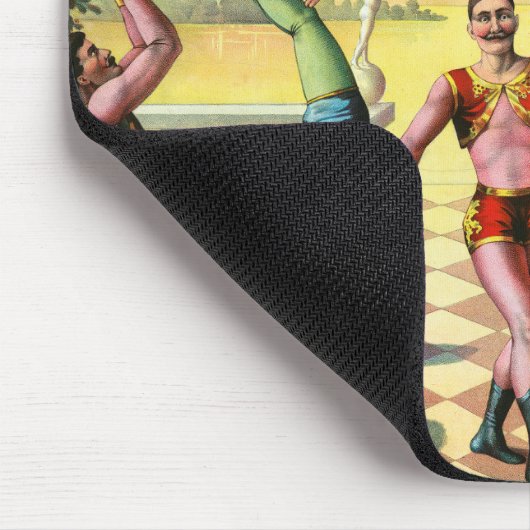 Dreizehn Männer machen Akrobatik Mousepad (Ecke)