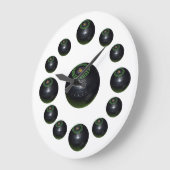 Dreizehn Schwarze Rasenschüsseln, Große Wanduhr (Winkel)