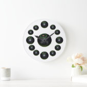 Dreizehn Schwarze Rasenschüsseln, Große Wanduhr (Zuhause)