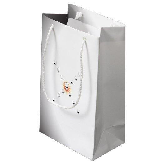 Dreizehn Skulls Eerie Orange Sunburst Cross Kleine Geschenktüte (Rückseite Schrägansicht)