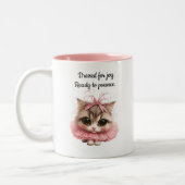 Dressed for joy, ready to pounce. – Kitten Mug Zweifarbige Tasse (Links)