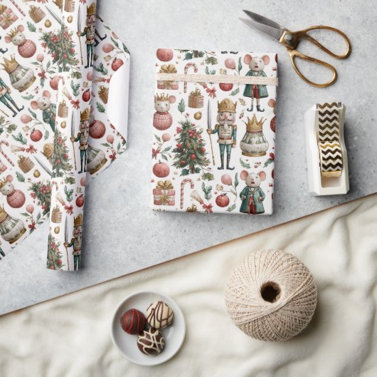 Dressed-Up Mice and Baubles Geschenkpapier (Kunsthandwerk)
