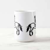 Dressurpferd im Trab Kaffeetasse (Mittel)