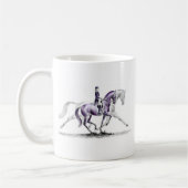 Dressurpferd in Trot Piaffe Kaffeetasse (Links)