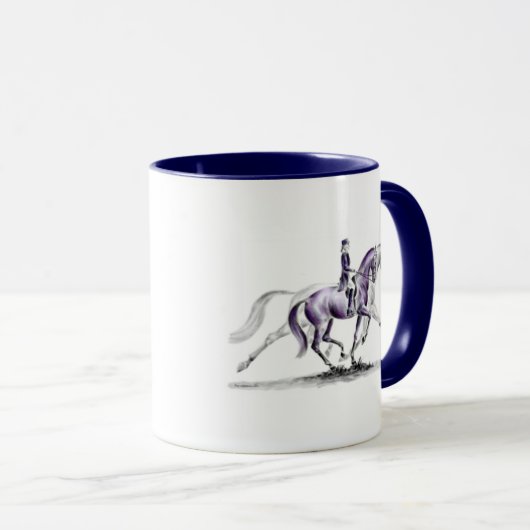 Dressurpferd in Trot Piaffe Tasse (VorderseiteRechts)