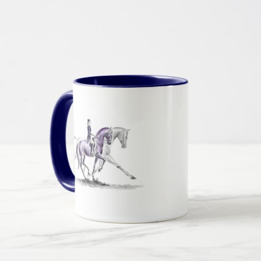 Dressurpferd in Trot Piaffe Tasse (Vorderseite Links)