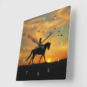 Dressurreiter und Pferd im Sonnenuntergang mit Vög Quadratische Wanduhr (Winkel)