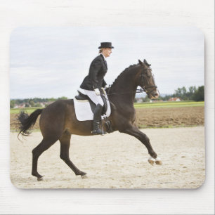 Dressurreiterin, die 2 mousepad