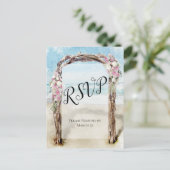 Driftwood Beach Arbour mit Rose Wedding RSVP Postkarte (Stehend Vorderseite)