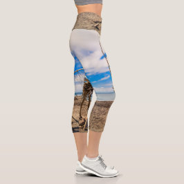 Driftwood-Kunstwerk am Hokitika Beach, Neuseeland Capri Leggings