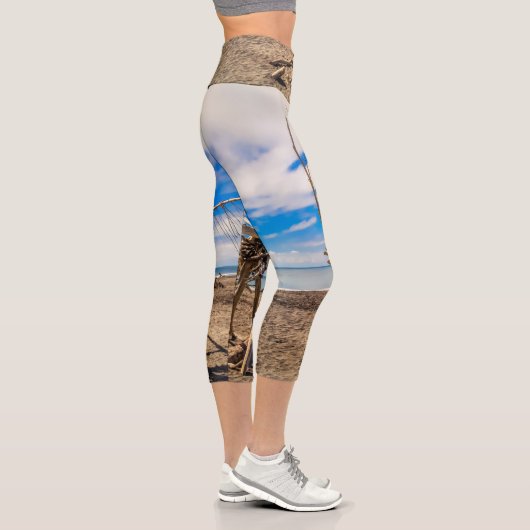 Driftwood-Kunstwerk am Hokitika Beach, Neuseeland Capri Leggings (Rechts)