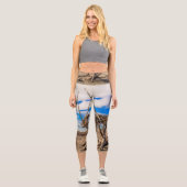 Driftwood-Kunstwerk am Hokitika Beach, Neuseeland Capri Leggings (Vorderseite)