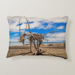 Driftwood-Kunstwerk am Hokitika Beach, Neuseeland Dekokissen