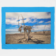 Driftwood-Kunstwerk am Hokitika Beach, Neuseeland