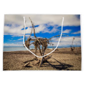 Driftwood-Kunstwerk am Hokitika Beach, Neuseeland Große Geschenktüte (Vorderseite)