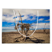 Driftwood-Kunstwerk am Hokitika Beach, Neuseeland Große Geschenktüte (Rückseite)