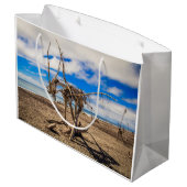 Driftwood-Kunstwerk am Hokitika Beach, Neuseeland Große Geschenktüte (Rückseite Schrägansicht)