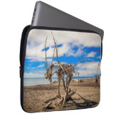 Driftwood-Kunstwerk am Hokitika Beach, Neuseeland Laptopschutzhülle (Vorne Rechts)