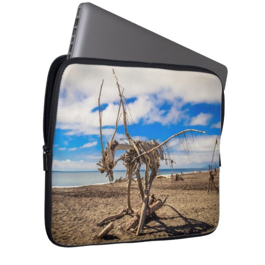 Driftwood-Kunstwerk am Hokitika Beach, Neuseeland Laptopschutzhülle (Vorne Rechts)