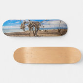 Driftwood-Kunstwerk am Hokitika Beach, Neuseeland Skateboard (Horizontal)